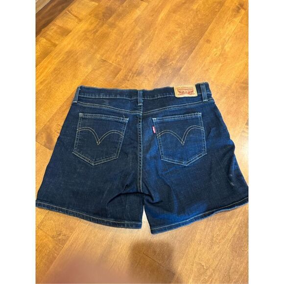 Women’s Levi’s Bermuda shorts size 30 waist - Picture 2 of 4